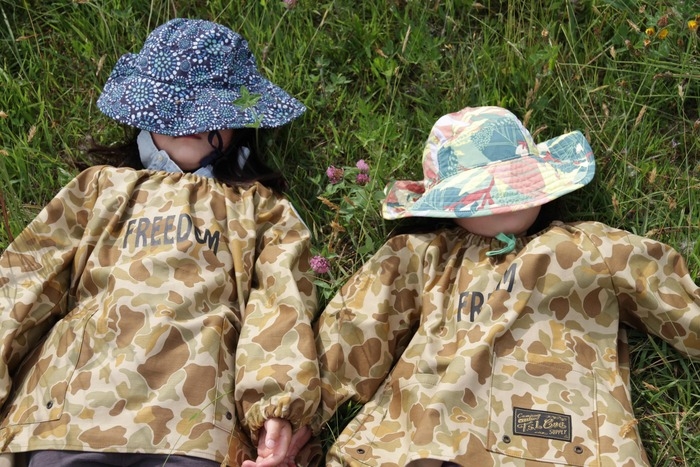 T.S.L CUB(ティエスエルカブ)のフィールドスモックを着た子どもたち
