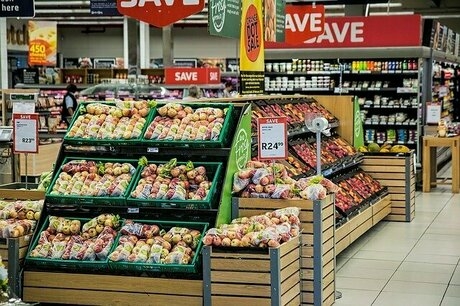 野菜や果物が並んだスーパーマーケットの棚