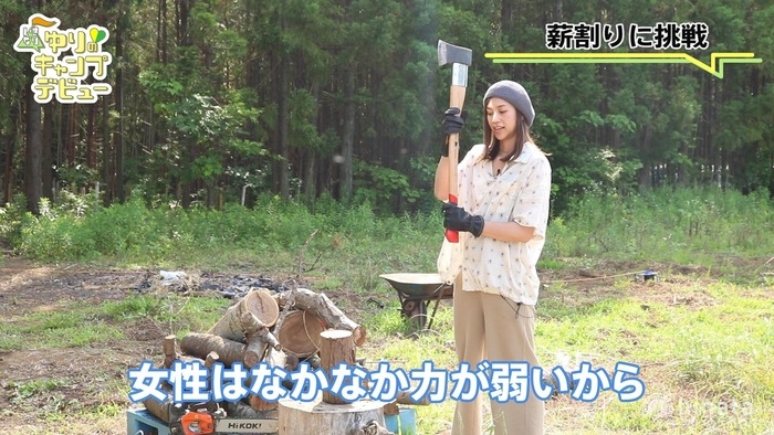 薪割りする紺野さん