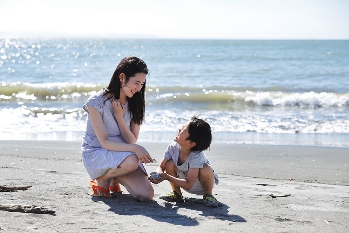 親子で貝拾い