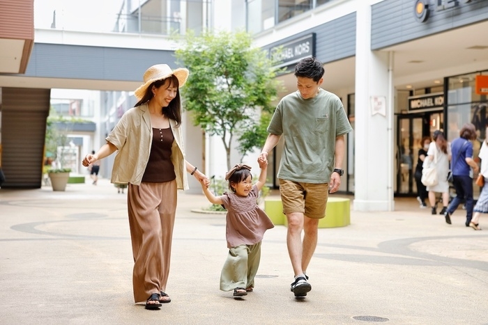 家族でアウトレットに来ている様子