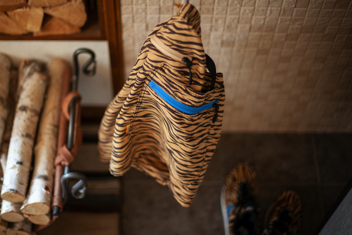 フックでつるされたTIGER柄のショートパンツ