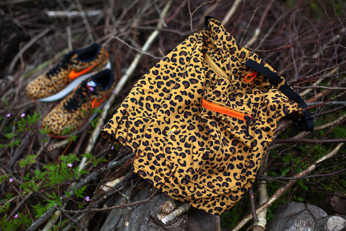 小枝の上に置かれたLEOPARD柄のショートパンツ