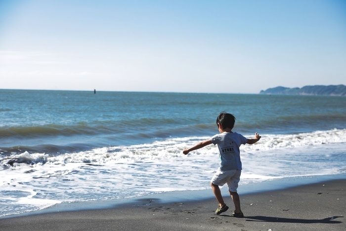 浜辺で遊ぶ男の子