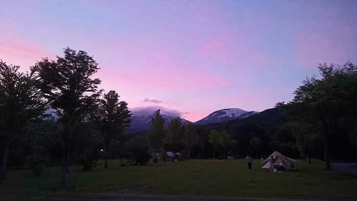 月山弓張平公園のキャンプ場の夕暮れの様子