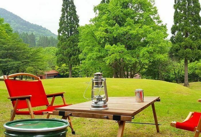 キャンプ場 テーブルとランタン