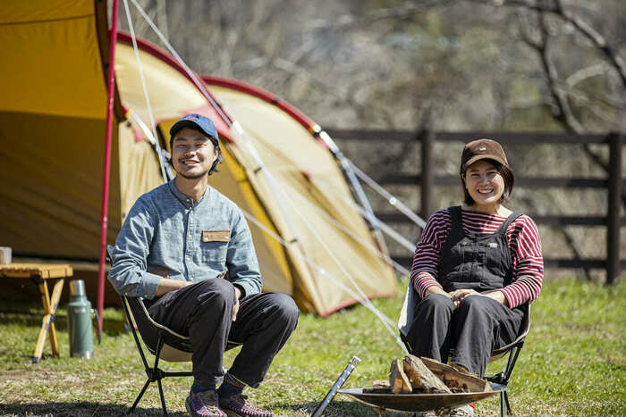 並んで座る青木夫妻