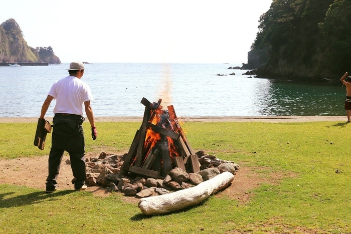 海辺でキャンプを楽しむ人の様子