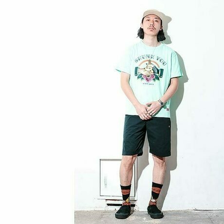 薄グリーンのティシャツに深緑のハーフパンツ、ベージュ色のキャップを被った髭の生えた男性