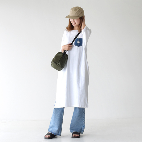 ロングTシャツにワイドジーンズを合わせ、ベージュキャップを被った女性モデルの全体像
