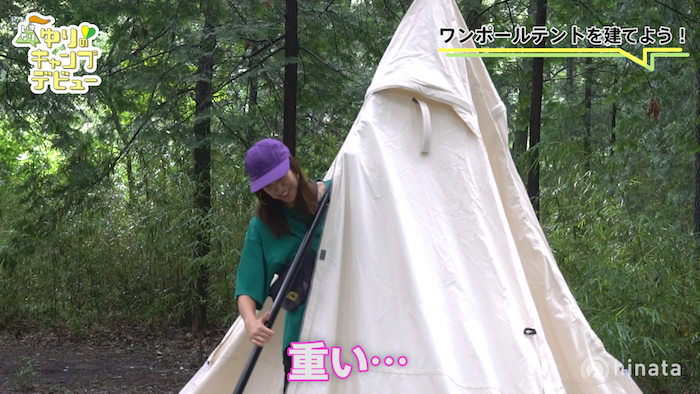 サーカスコットンを設営する紺野さん