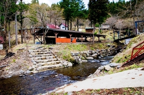 キャンプ場と小川