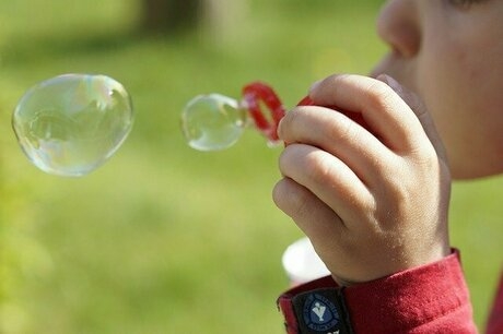 シャボン玉している子どもの横からのアップ