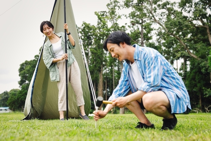タープを設営している様子