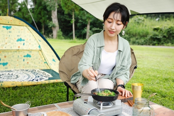 卓上コンロで料理しているところ
