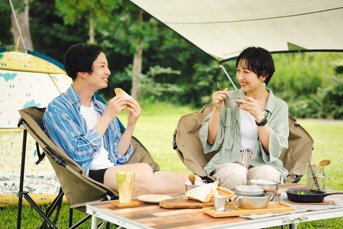 食事を楽しむカップル