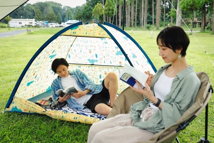 読書をするカップル