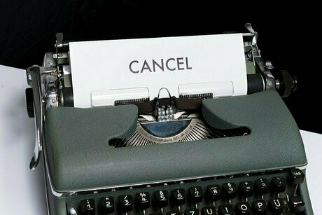 タイプライターからCANCELとタイプされた紙が出ている