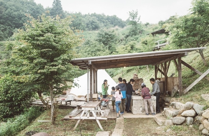 藤野倶楽部でグランピングをしている人たちの画像