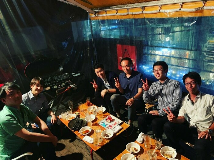 Bar TRIANGLEでグランピングメニューを楽しんでいる画像