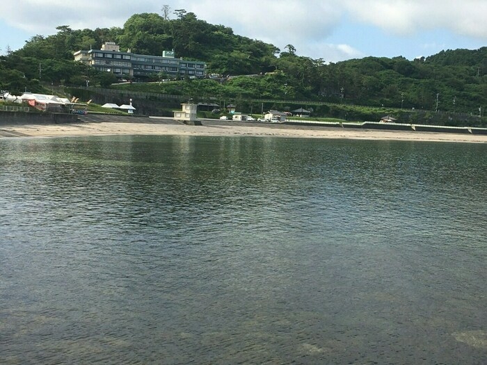 海から見た砂浜と山と建物