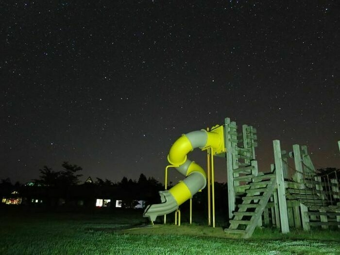 満天の星空と大型遊具