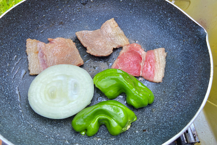 肉を焼く調理工程
