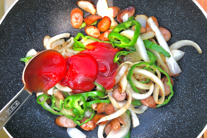鉄板焼きそばナポリタン目玉焼きのせ調理②