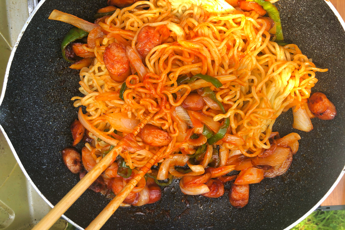 鉄板焼きそばナポリタン目玉焼きのせ調理③