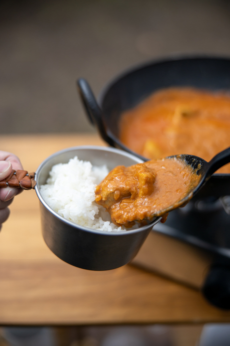 ご飯の上にカレーをかけている様子