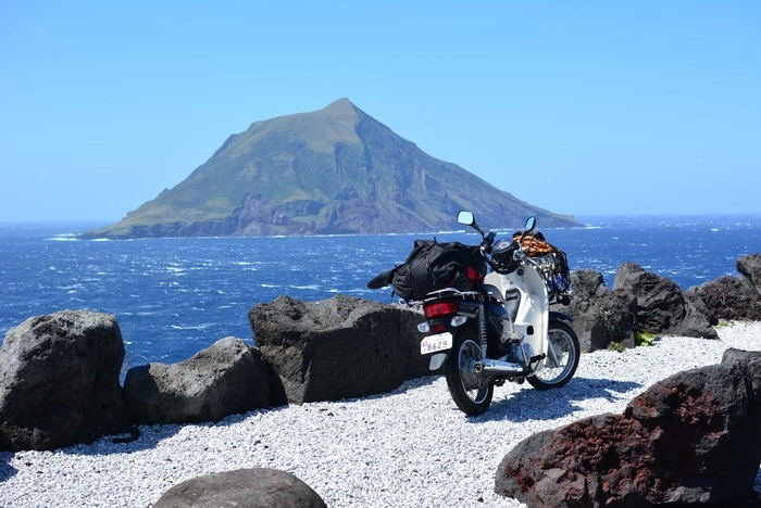 八丈小島とバイクの風景