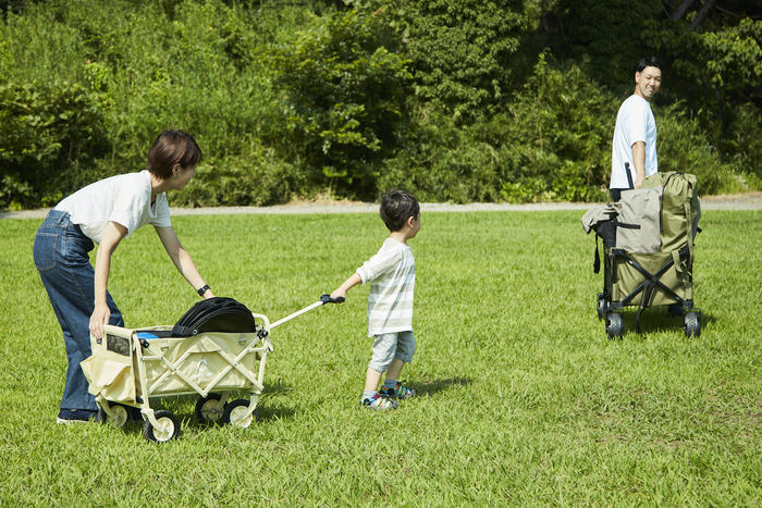 ワゴンを引く男の子