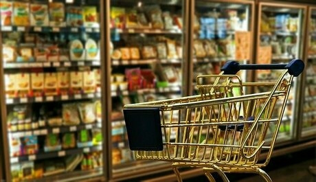 スーパーのワゴンとガラス戸が付いた商品棚