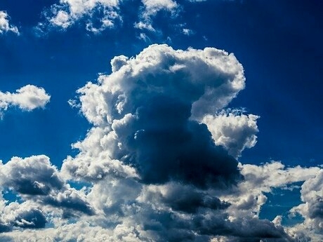 青空に浮かぶ大きな雲