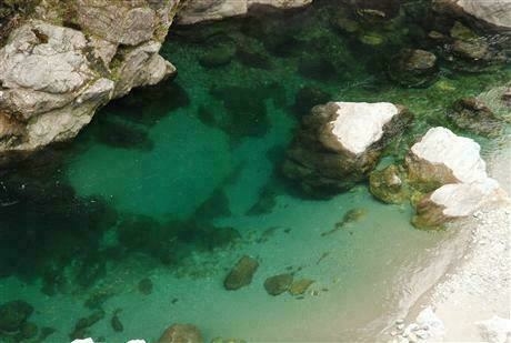 川底が透けて見える青みを帯びた透明の川面
