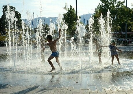 噴水で遊ぶ子どもたち