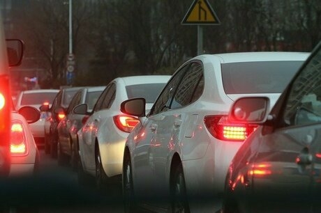 くるまの渋滞でテールランプが並んでいる