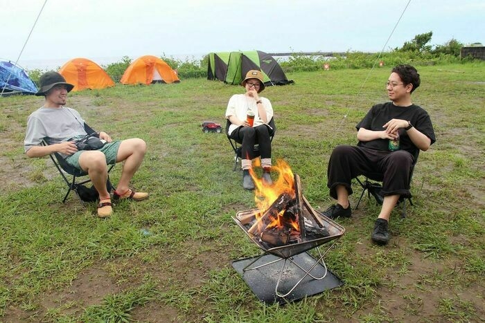 焚き火を囲んだ様子