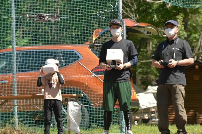 ドローンを操縦する来場者