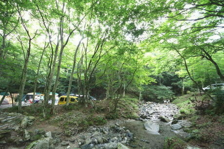 山伏オートキャンプ場の川とテント