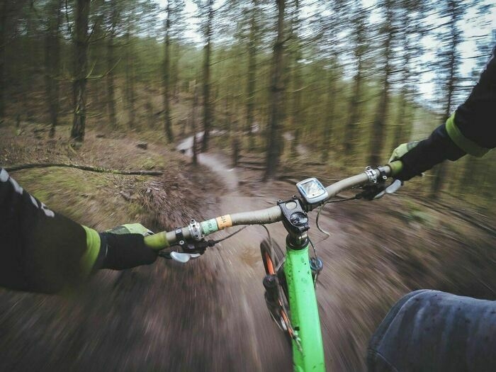 マウンテンバイクで山道を下る