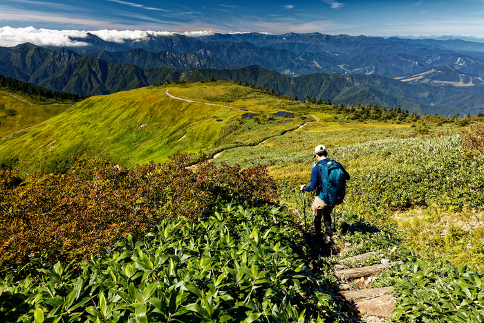 登山をしている男性