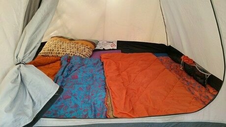 寝袋が3枚敷かれたテントの中