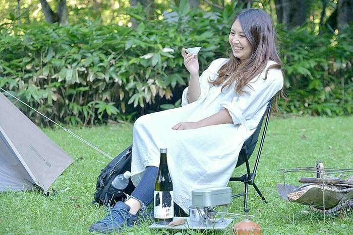 酒を飲む佐々木