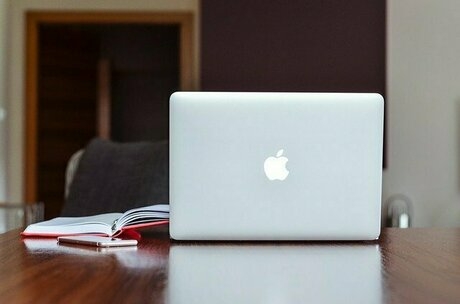 テーブルの上にあるMacパソコン