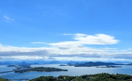 青空の下瀬戸内海に浮かぶ小島