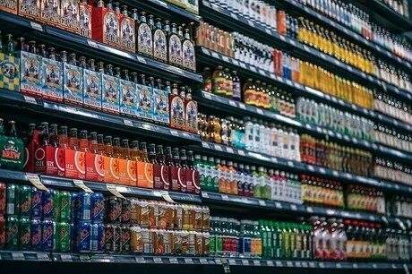 商品棚にずらりと並ぶビンや缶のお酒