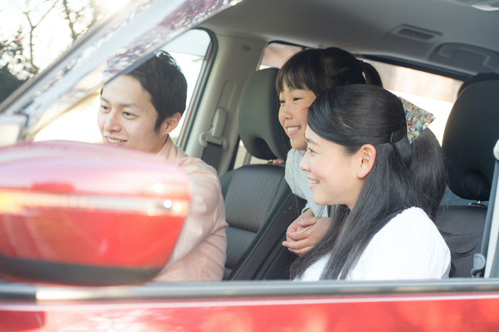 車に乗って出かける家族
