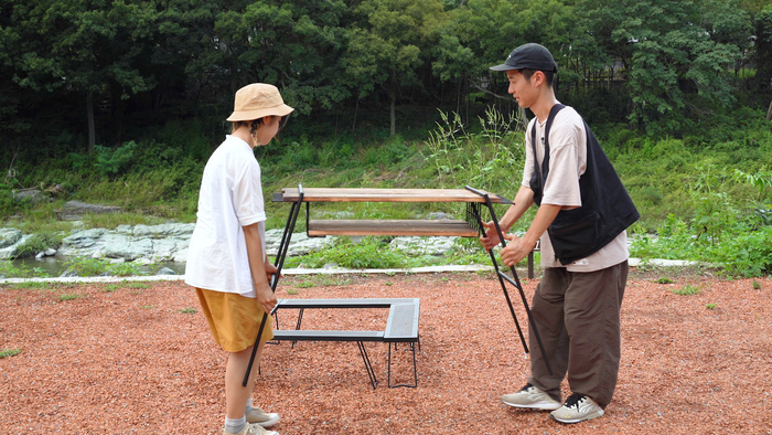 ラックを組み立てているところ