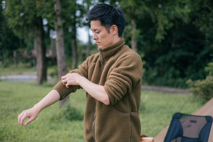 腕まくりをする男性